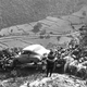 Ilustración para el artículo titulado Qué demonios hacen 60 hombres cargando un antiguo Mercedes Benz de Hitler por las montañas de Nepal